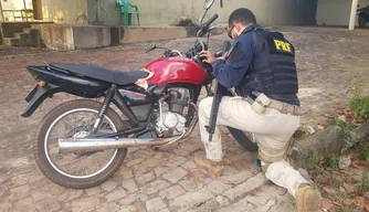 Motocicleta apreendida em poder da suspeita