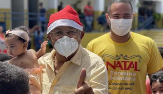 Dr. Pessoa em entrega de doações da Campanha Natal Solidário.