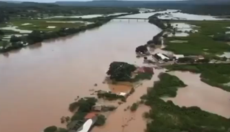 Rio Parnaíba transborda e deixa desabrigados em Uruçuí.