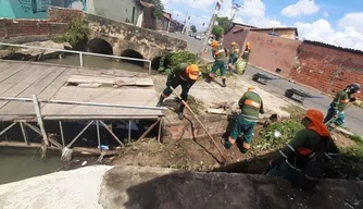 Equipes da SAAD Centro reforçam limpeza de galerias na zona Norte de Teresina.