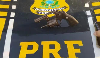 Arma de fogo apreendida pela PRF em Teresina.