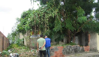 Equipes da SAAD Sudeste fiscalizam terrenos baldios e casas abandonadas.
