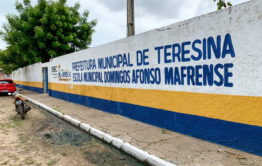 Famílias abrigadas na escola municipal Domingos Afonso Mafrense