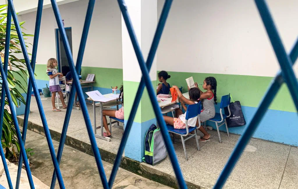 Famílias abrigadas na escola municipal Domingos Afonso Mafrense