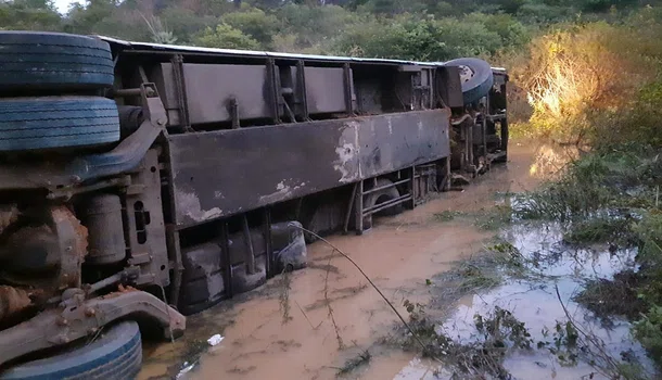 Acidente envolvendo ônibus deixa criança morta em Colônia do Gurguéia