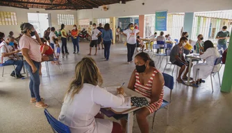 Testagem para covid-19 na Escola Municipal Iolanda Raulino em Teresina.