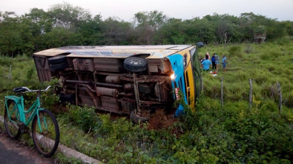 Veículo envolvido em acidente na cidade de Luís Correia.