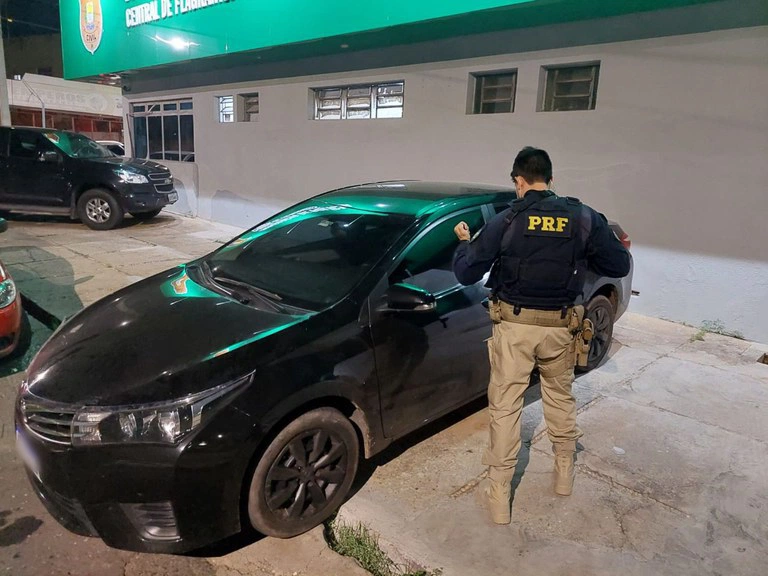 PRF recupera carro roubado em Teresina.