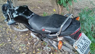 Motocicleta recuperada pela PM no bairro Santo Antônio, em Teresina.