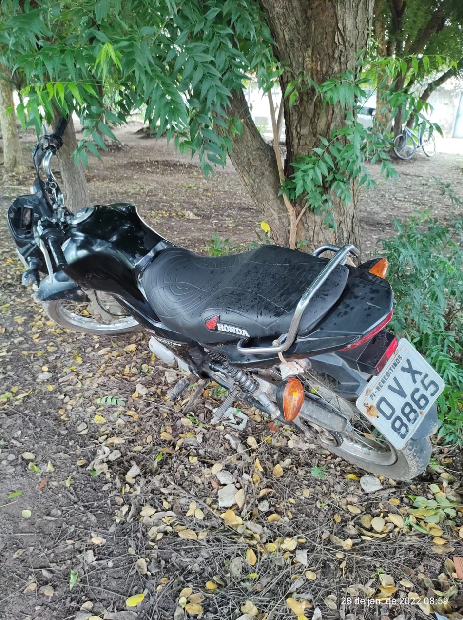 Motocicleta recuperada pela PM no bairro Santo Antônio, em Teresina.
