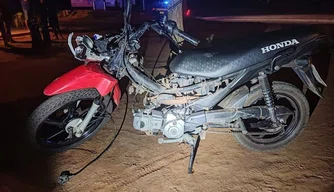 Motocicleta após colidir com objeto na BR 407 em Picos.