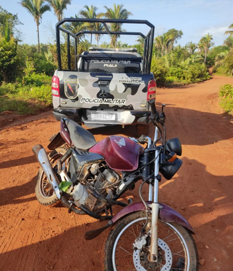 Motocicleta com restrição de roubo recuperada em Esperantina.