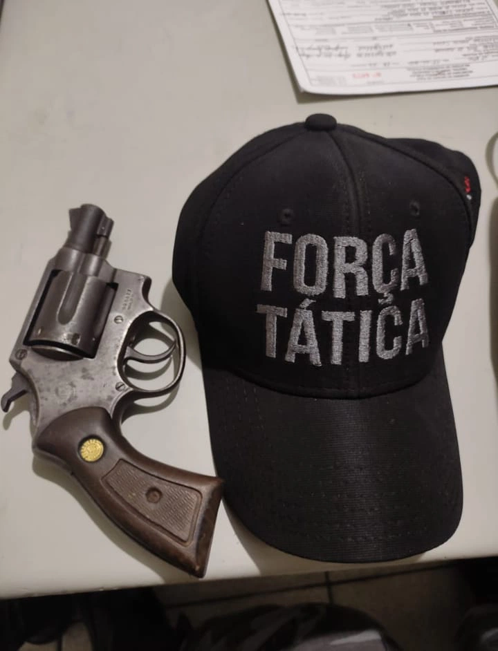 PM prende cinco pessoas que portavam ilegalmente arma de fogo.