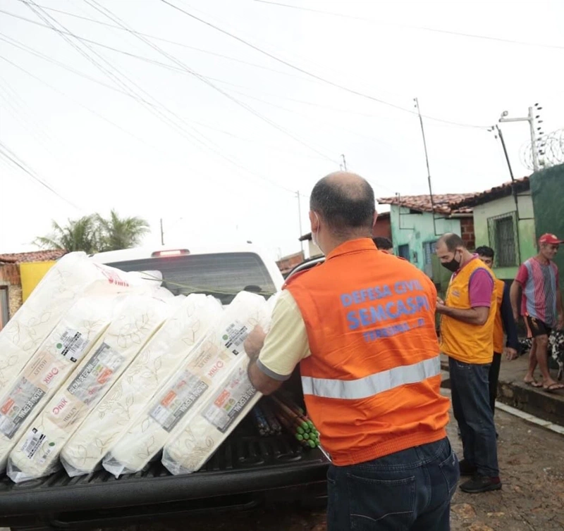 Semcaspi em entrega dos auxílios oferecidos pelo Programa Cidade Solidária.