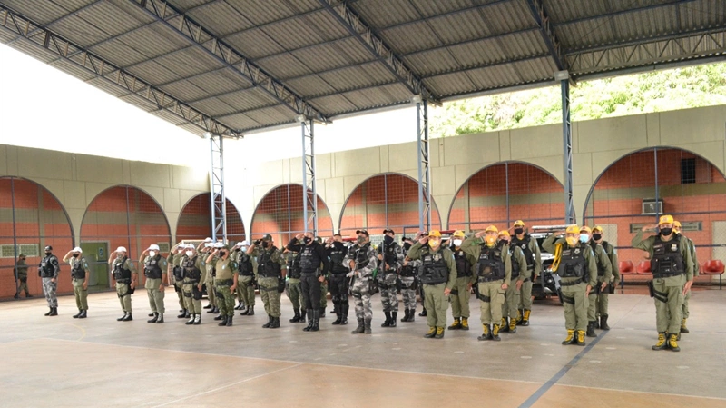 Equipes da Polícia Militar.