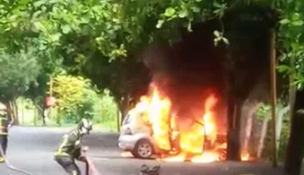 Carro pega fogo no Parque das Crianças.