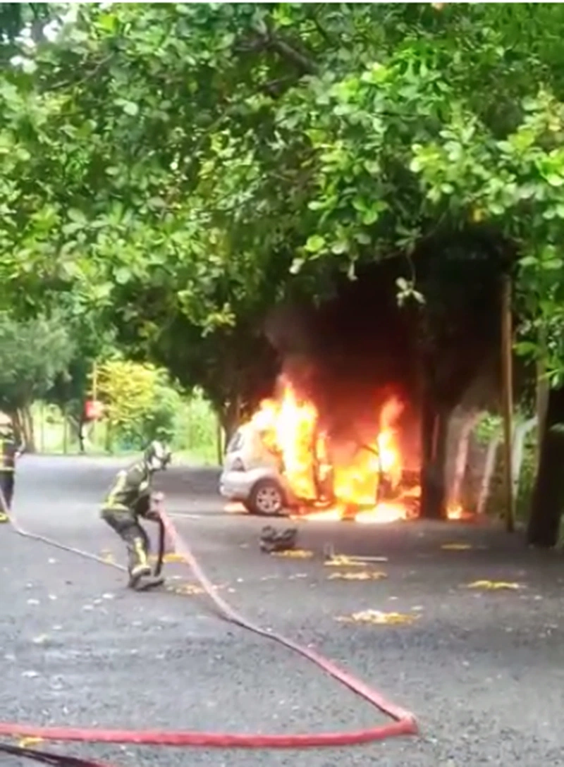 Carro pega fogo no Parque das Crianças.