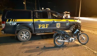 Motocicleta é recuperada pela PRF em Teresina.