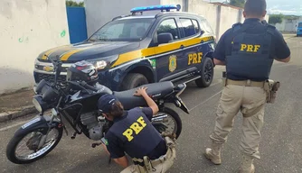 Motocicleta com sinais de identificação adulterado em Oeiras.