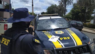 Polícia Rodoviária Federal (PRF-PI) durante fiscalização na BR 135 em Bom Jesus