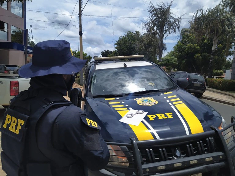 Polícia Rodoviária Federal (PRF-PI) durante fiscalização na BR 135 em Bom Jesus