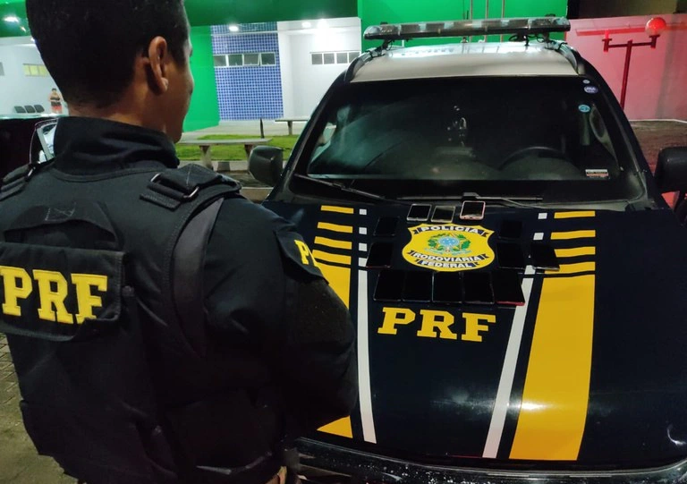 PRF prende três pessoas com 13 celulares em Parnaíba.