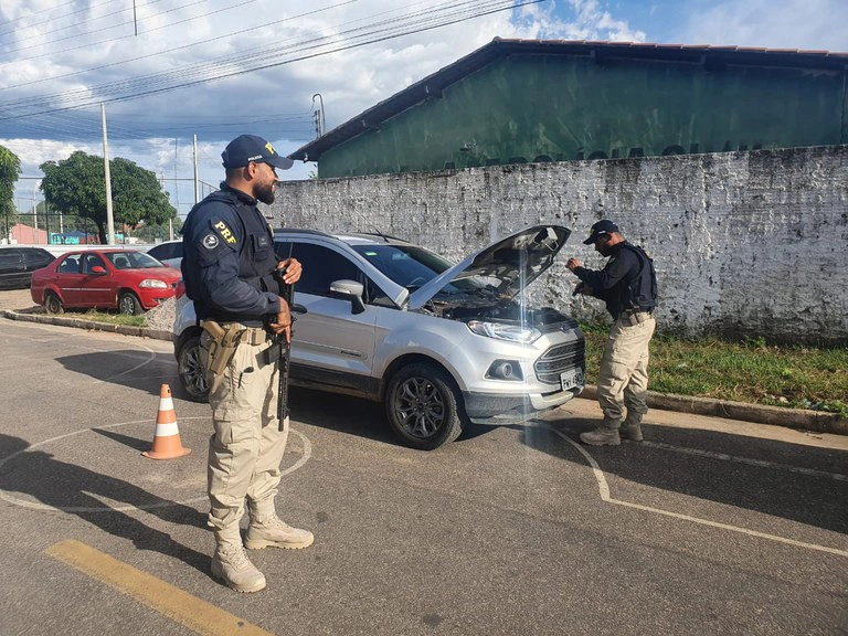 PRF recupera na BR 020 um veículo que havia sido roubado em Salvador/BA