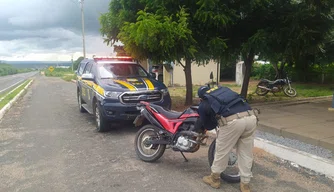 Motocicleta apreendida pela PRF em Alegrete do Piauí.