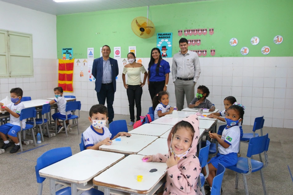 Nouga Cardoso em visita de escolas em  Teresina