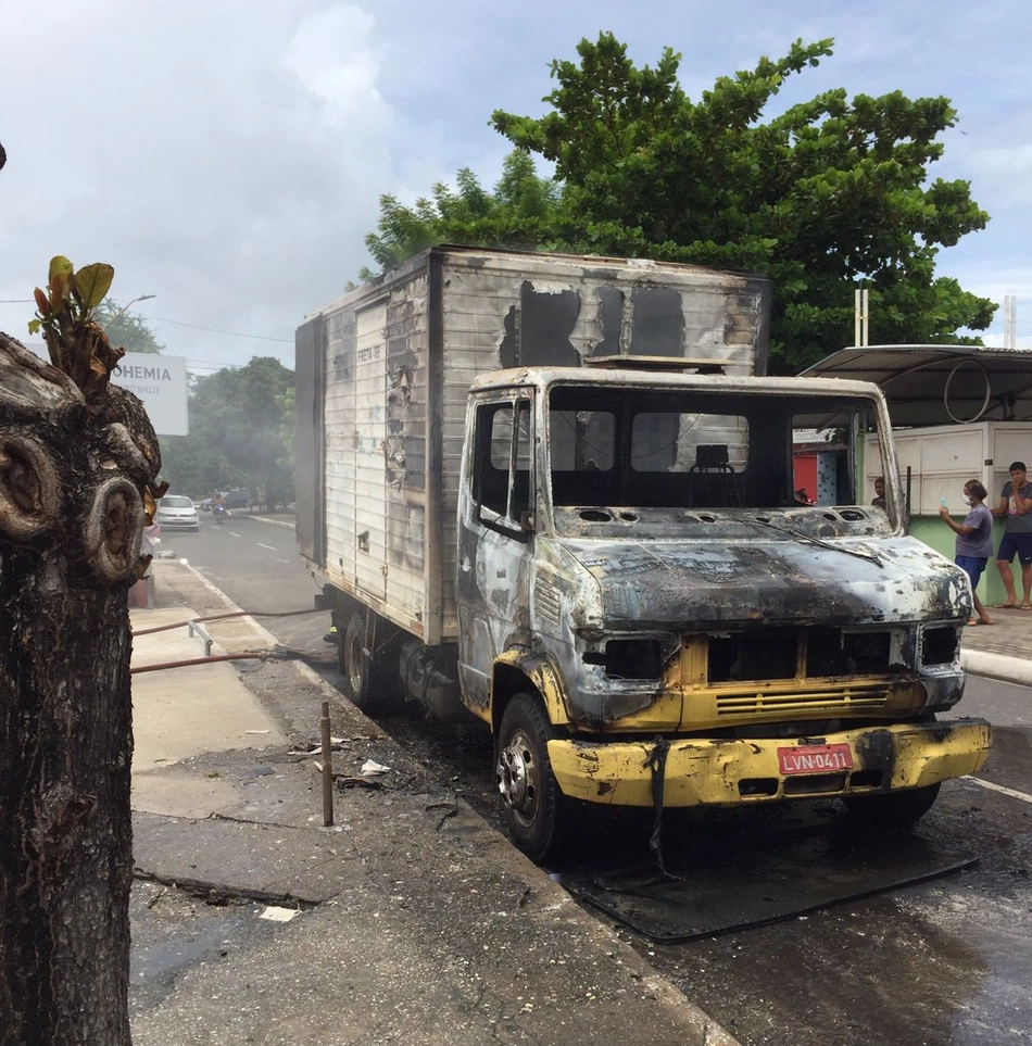 Caminhão destruído no bairro Promorar.