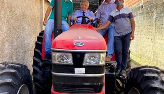 Elmano Férrer entrega máquinas agrícolas para cinco municípios piauienses