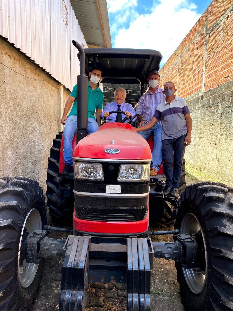 Elmano Férrer entrega máquinas agrícolas para cinco municípios piauienses