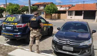 PRF recupera em Parnaíba carro roubado em Floriano