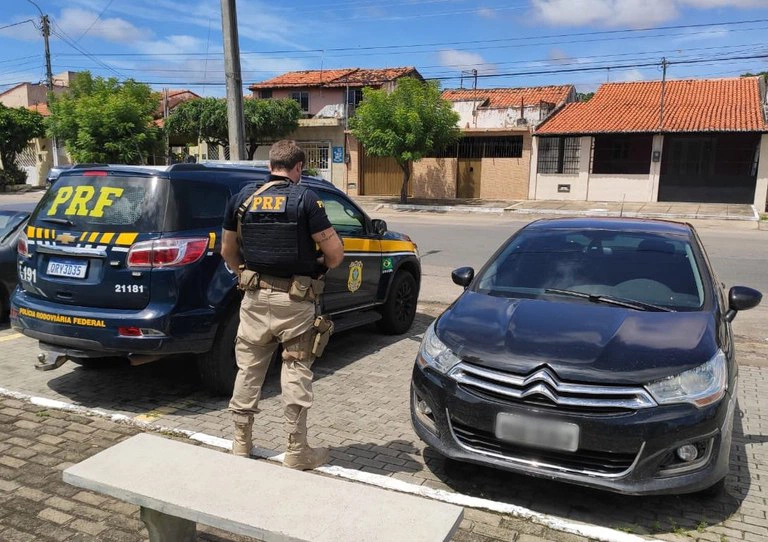 PRF recupera em Parnaíba carro roubado em Floriano