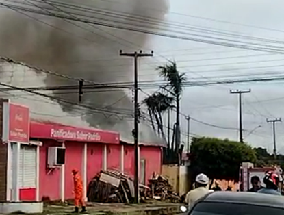 Incêndio atinge padaria no bairro Lourival Parente em Teresina