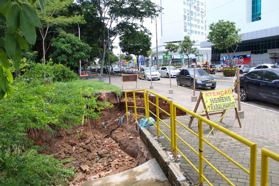 Cratera se abre na Av. Raul Lopes