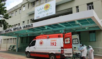 Ambulância em frente ao HGV