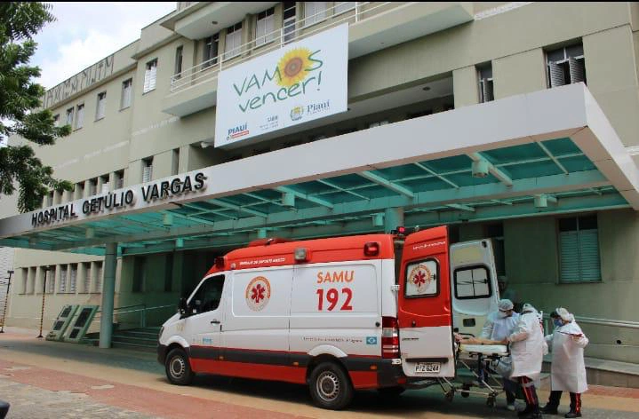 Ambulância em frente ao HGV
