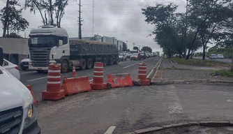 Colisão entre carro e ambulância.