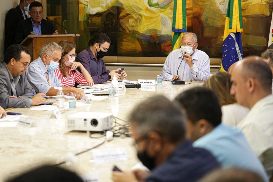 Dr. Pessoa em reunião com secretários municipais no Palácio da Cidade.