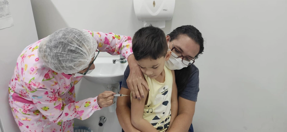 Criança se vacinando