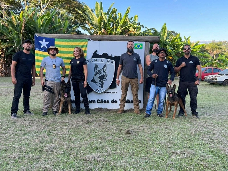 Policiais Civis com novos cães de detecção
