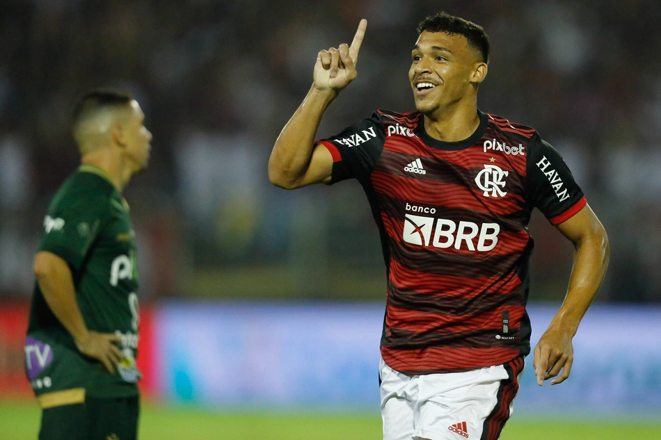 Vitinho fez o segundo gol do Flamengo e o seu primeiro na carreira profissional