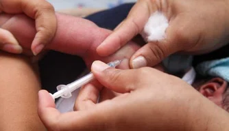 Bebê recebe vacina BCG.