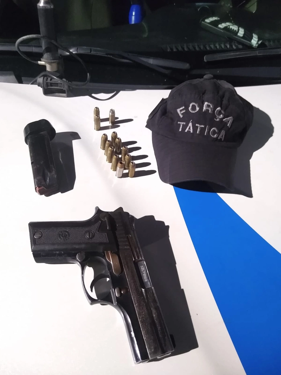 Arma e munição encontradas em via pública