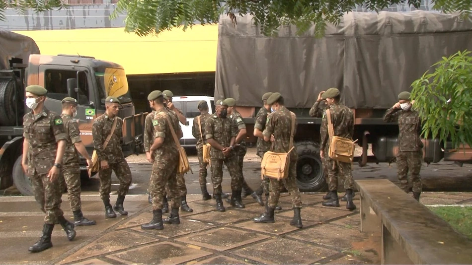 Exército e Agendes de Zoonoses no bairro Porto do Centro