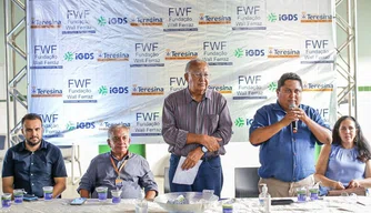 Dr. Pessoa acompanha entrega de certificados à 300 alunos