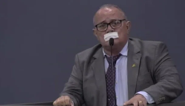 Antônio José Lira coloca esparadrapo na boca em sessão na Câmara de Teresina