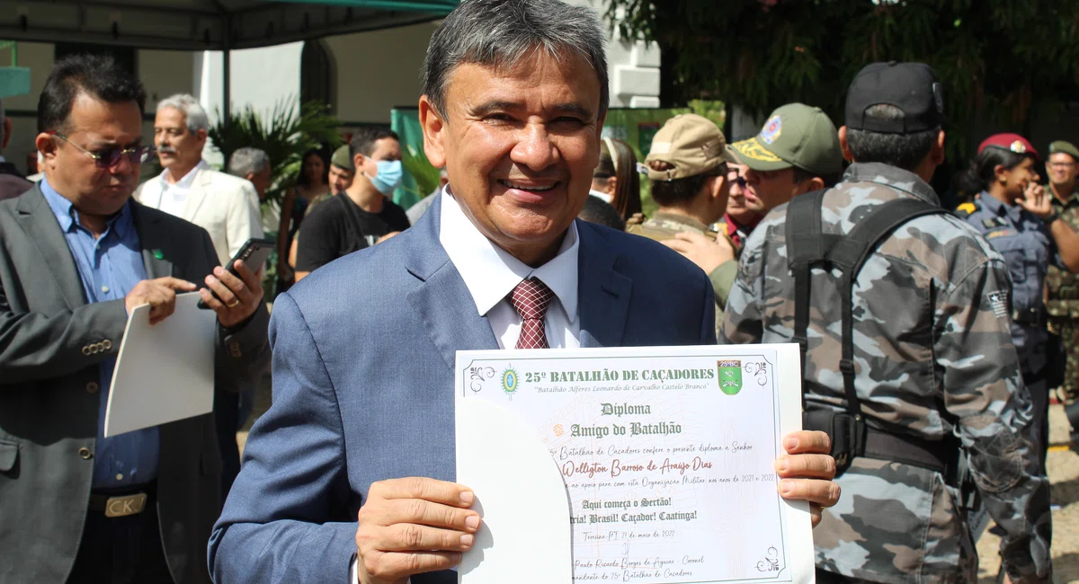 Ex-governador Wellington Dias recebe a honraria de amigo do 25° Batalhão de Caçadores