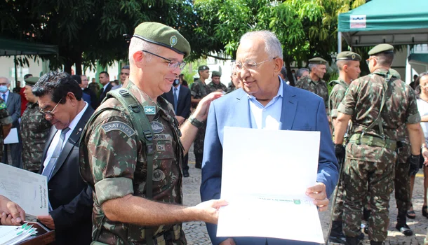 Prefeito de Teresina, Dr Pessoa recebendo a honraria de amigo do 25° Batalhão de Caçadores
